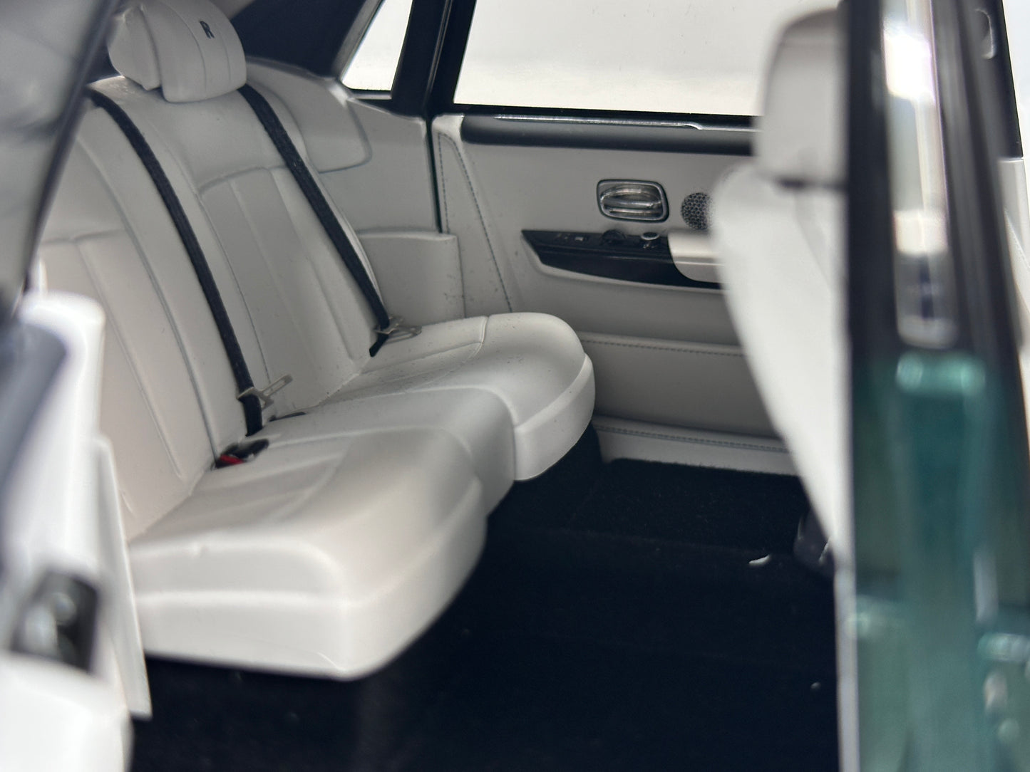 ZP 1/18 Rolls-Royce Phantom VIII (Gold Badge / Leather Suitcase Edition) – Peninsula Green (ZP117)