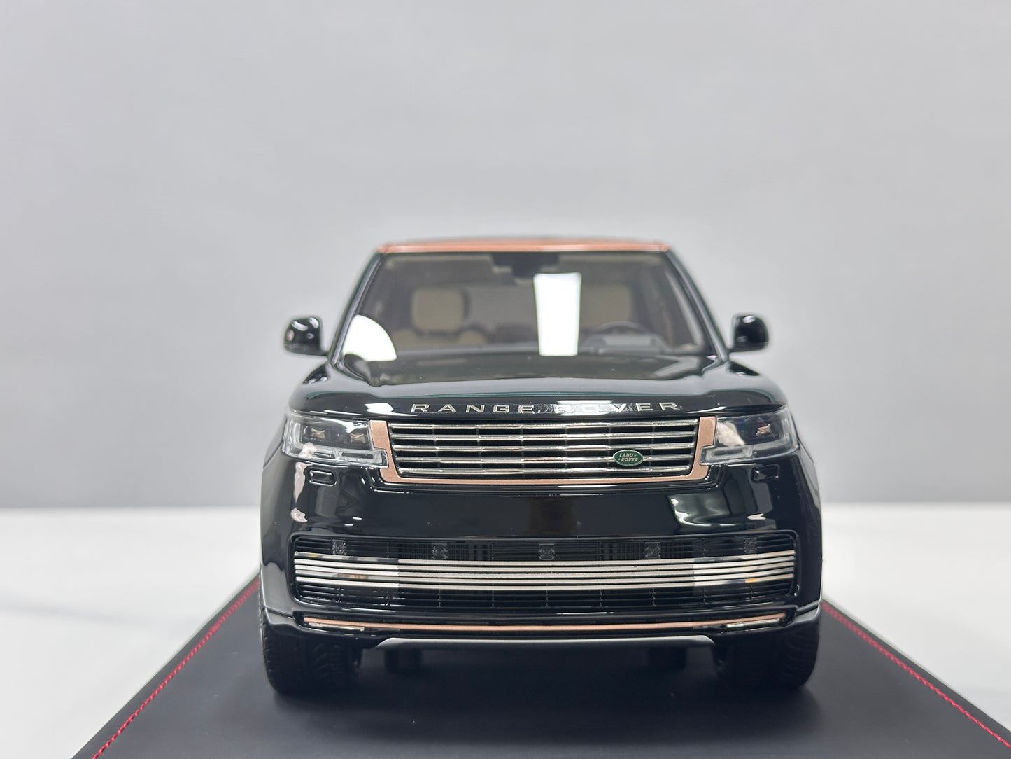 BBA MODEL 1:18 Land Rover Range Rover Autobiography – Black & Gold (BBA066)