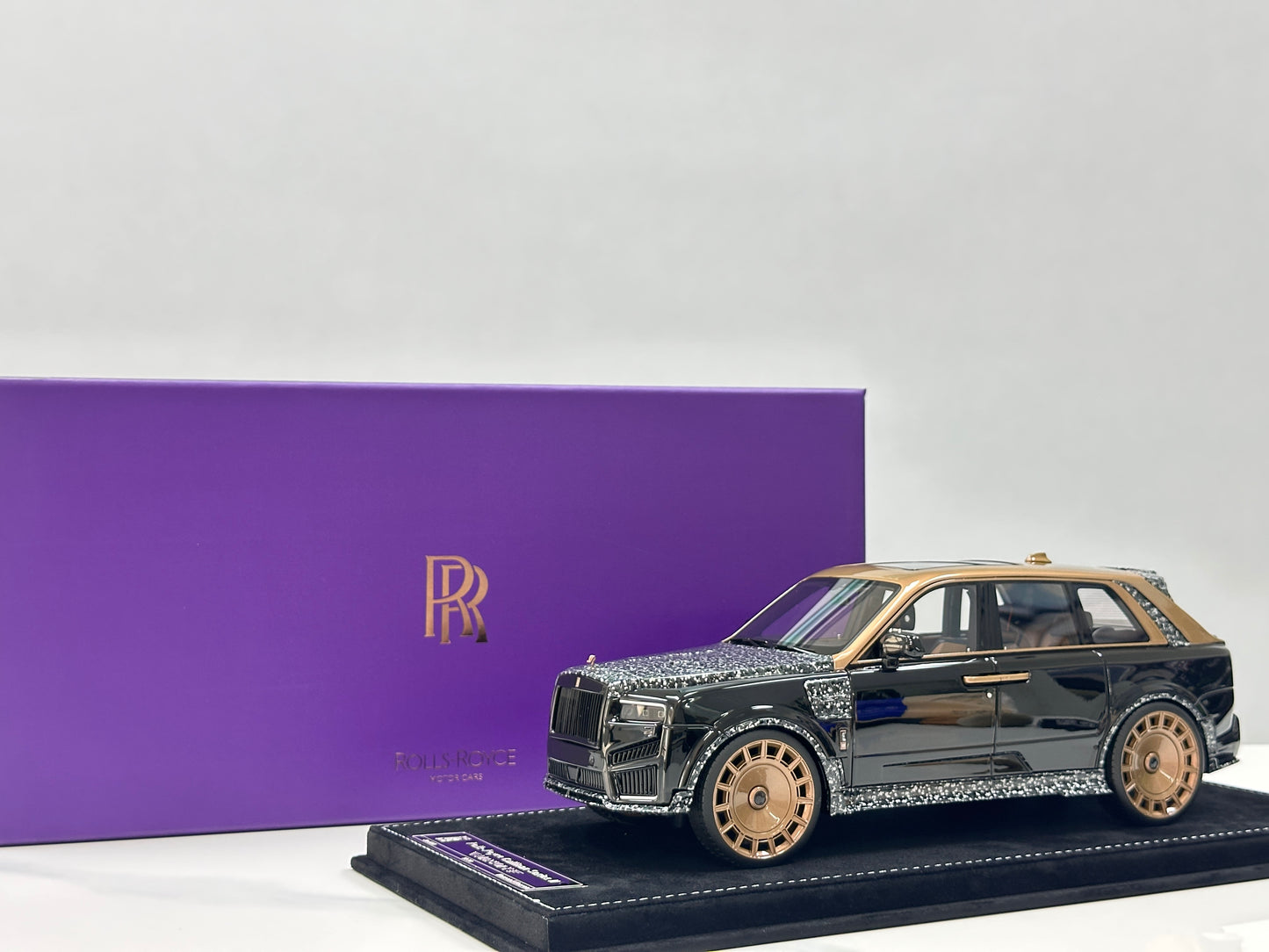 HH MODEL 1/18 Rolls-Royce Cullinan Series II MANSORY – Piano Black / Gold Plated (HH699)