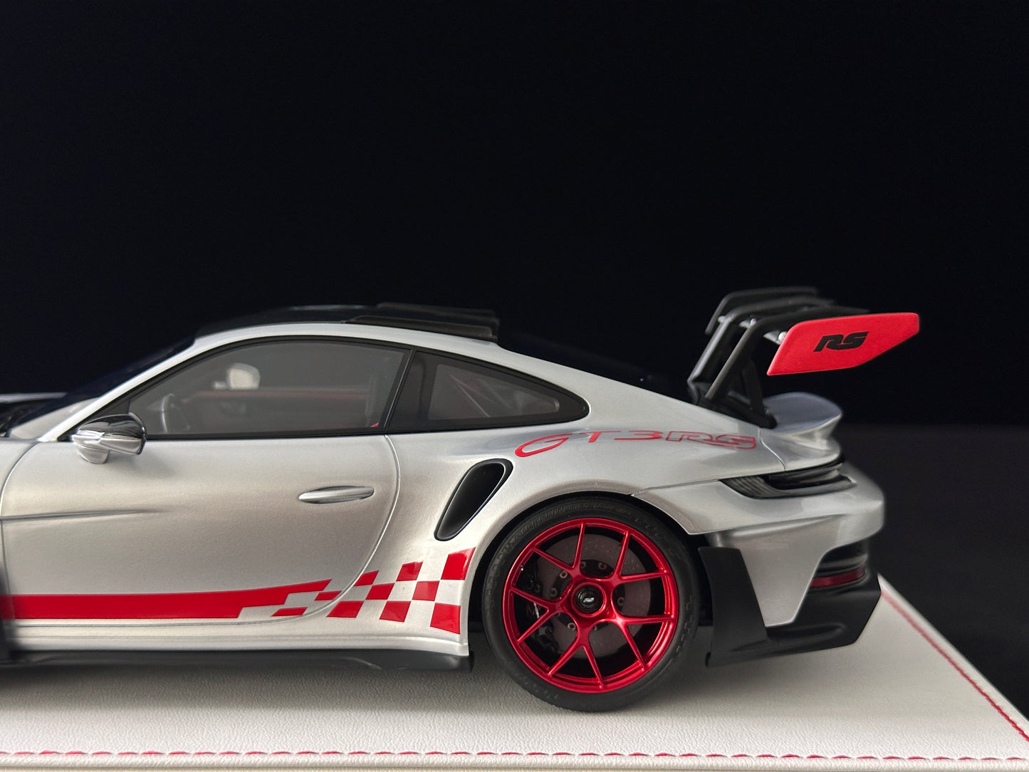 GH MODEL 1/18 Porsche 992 GT3RS Red Seals/GT Silver GH014