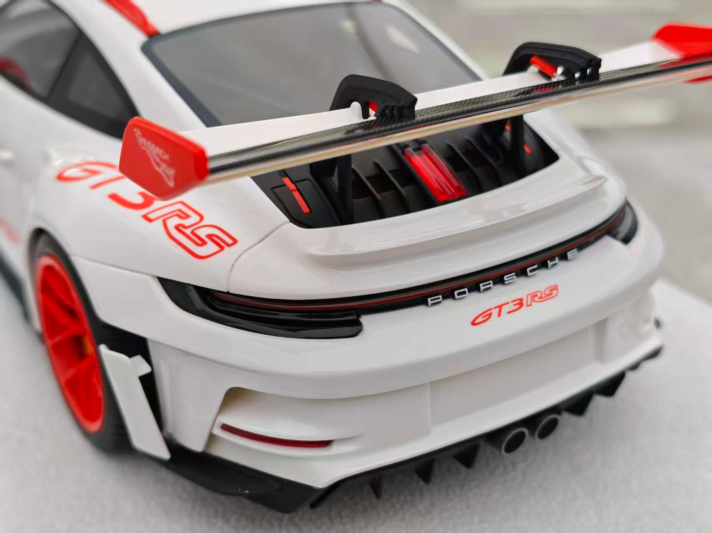 FuelMe 1/18 Porsche 992 GT3RS SASTRO FM18010LM-21