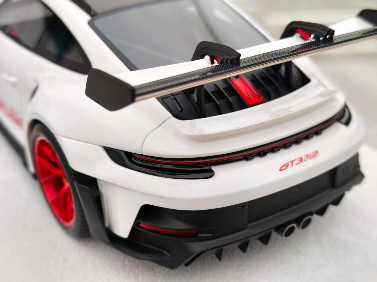 FuelMe 1/18 Porsche 992 GT3RS Carrera Red FM18010LM-04