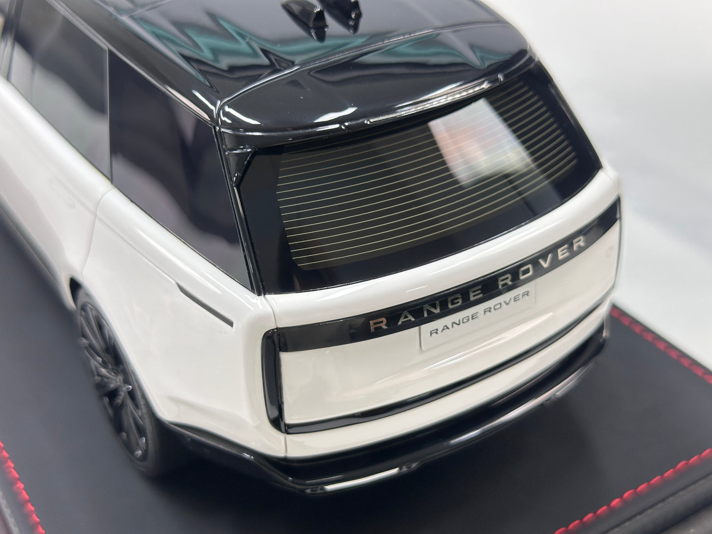 BBA MODEL 1/18 Land Rover Range Rover SVAutobiography – "Black & White Panda" (BBA067)