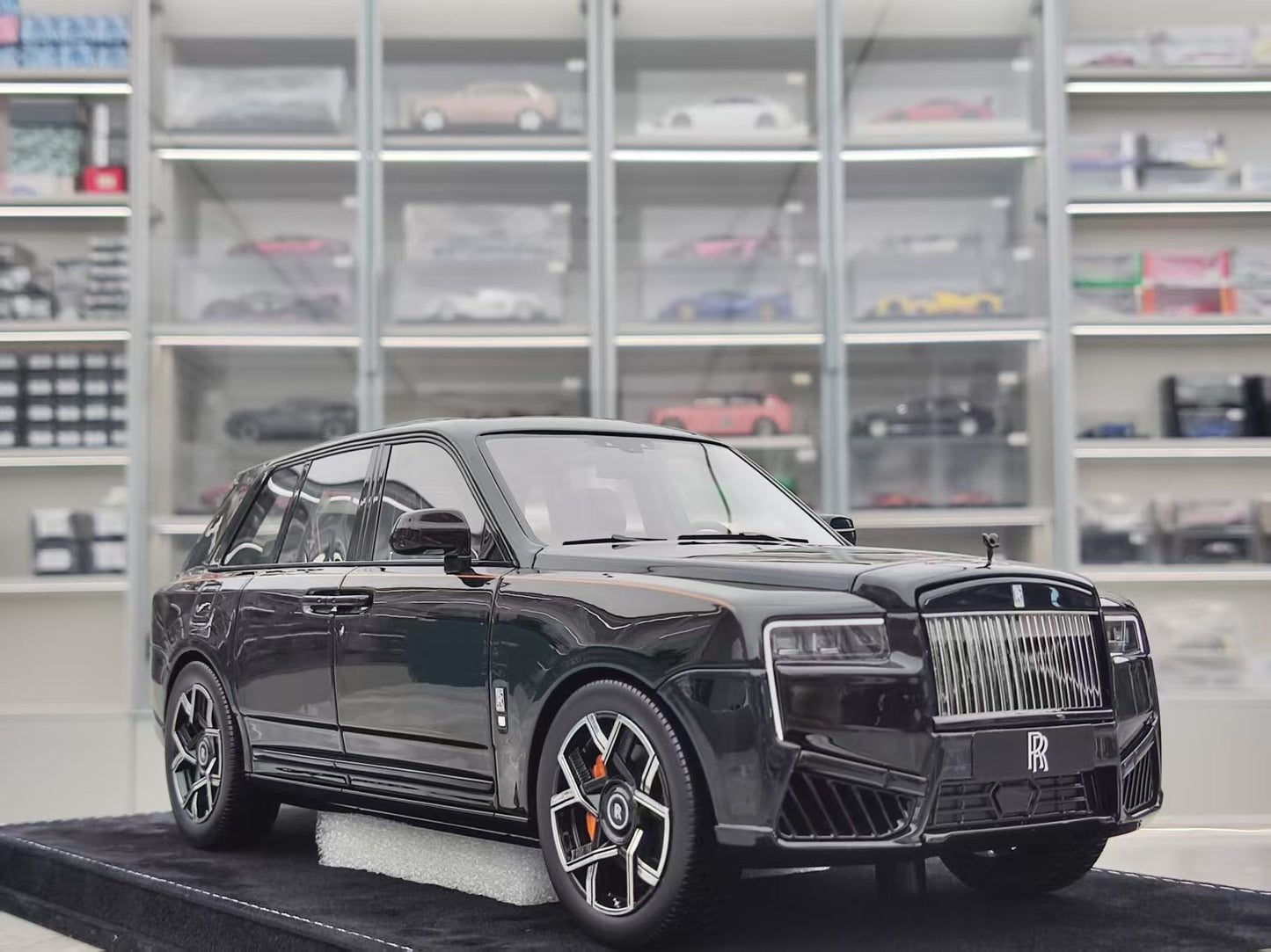HH Model 1/18 Rolls-Royce Cullinan Series II Diamond Black HH539