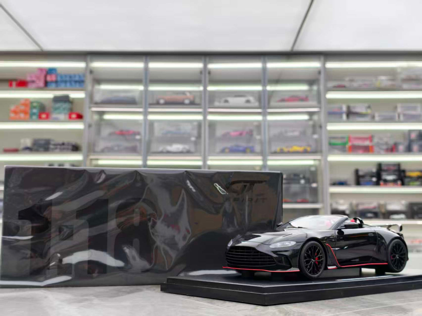 GT Spirit 1/18 ASTON MARTIN V12 VANTAGE6 GT923