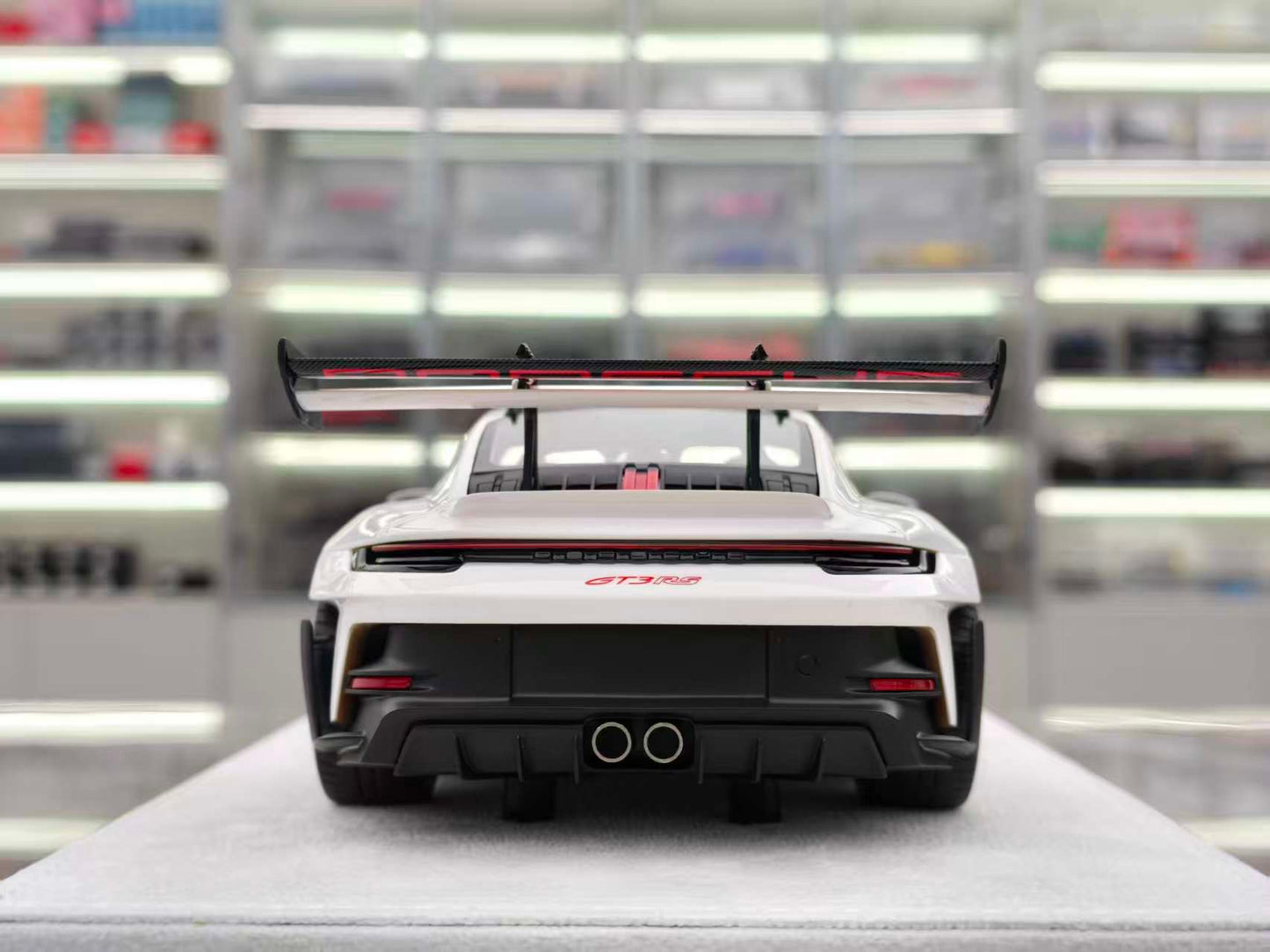 FuelMe 1/18 Porsche 992 GT3RS Carrera Red FM18010LM-04