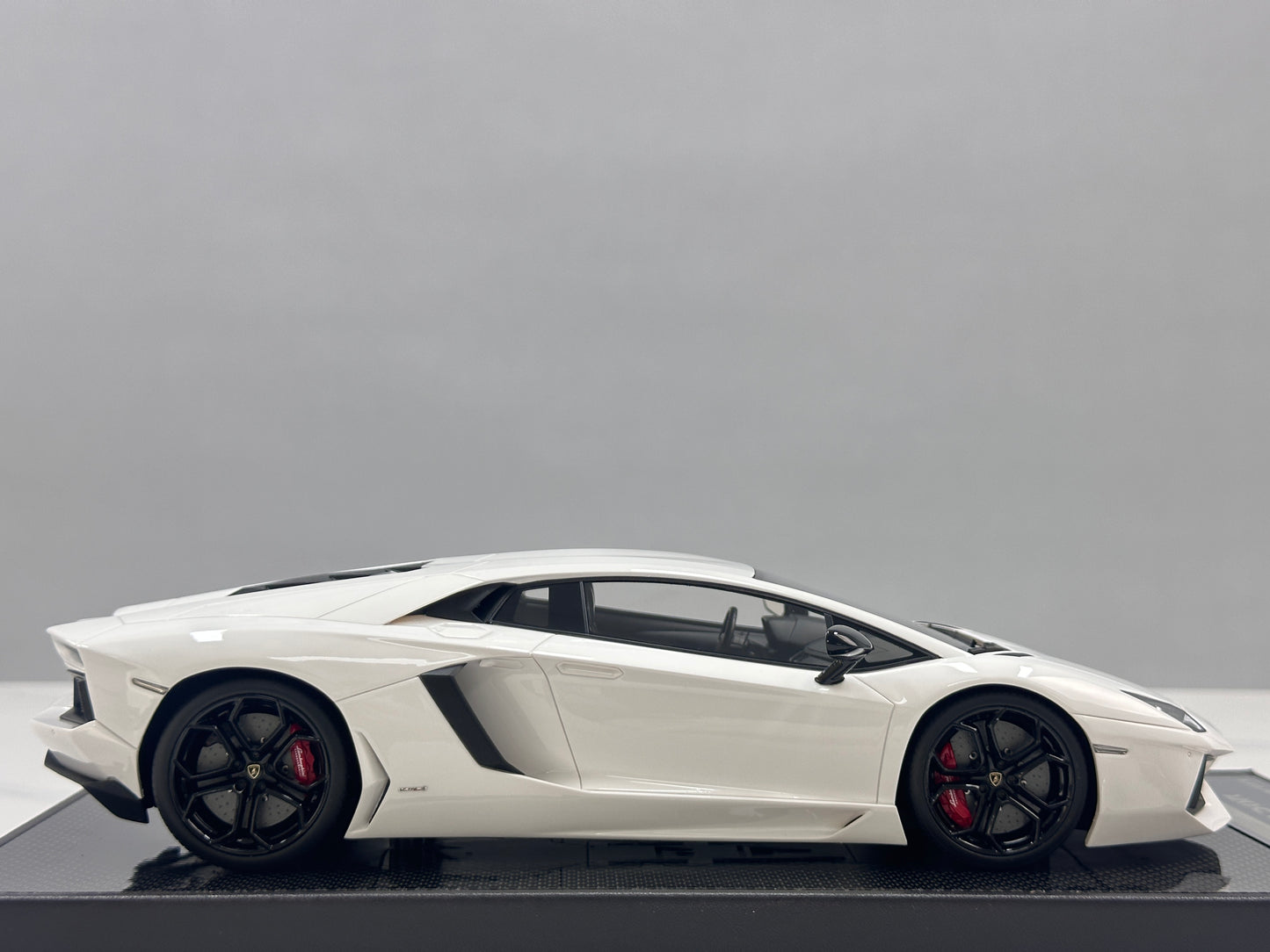 VMB 1/18 Lamborghini Aventador LP700-4 White VMB065