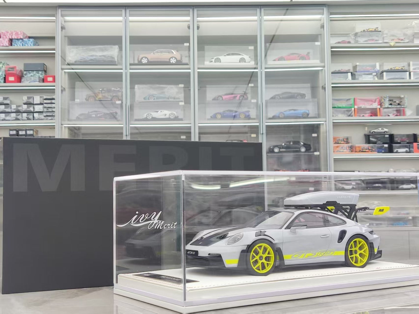 IVY 1/18 Porsche 992 GT3 RS Metallic Ice Grey IM1837IGG