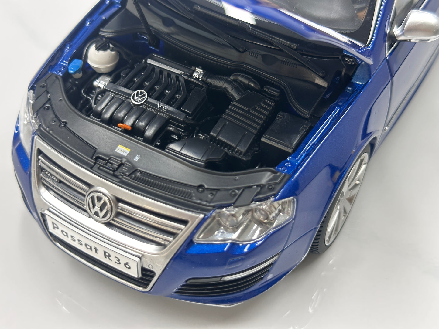 NZG 1/18 Volkswagen Passat R36 wagon Biscay Blue NZG014