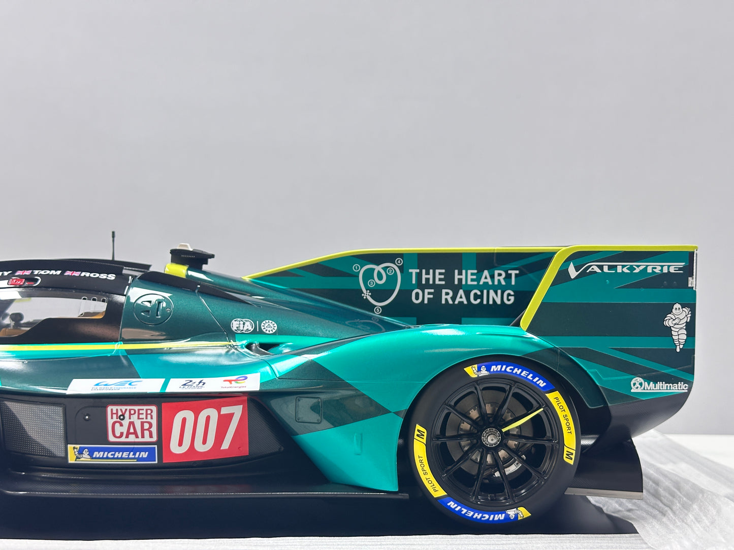 Spark 1/8 Aston Martin VALKYRIE NO.007 Black and Green Livery 08S003