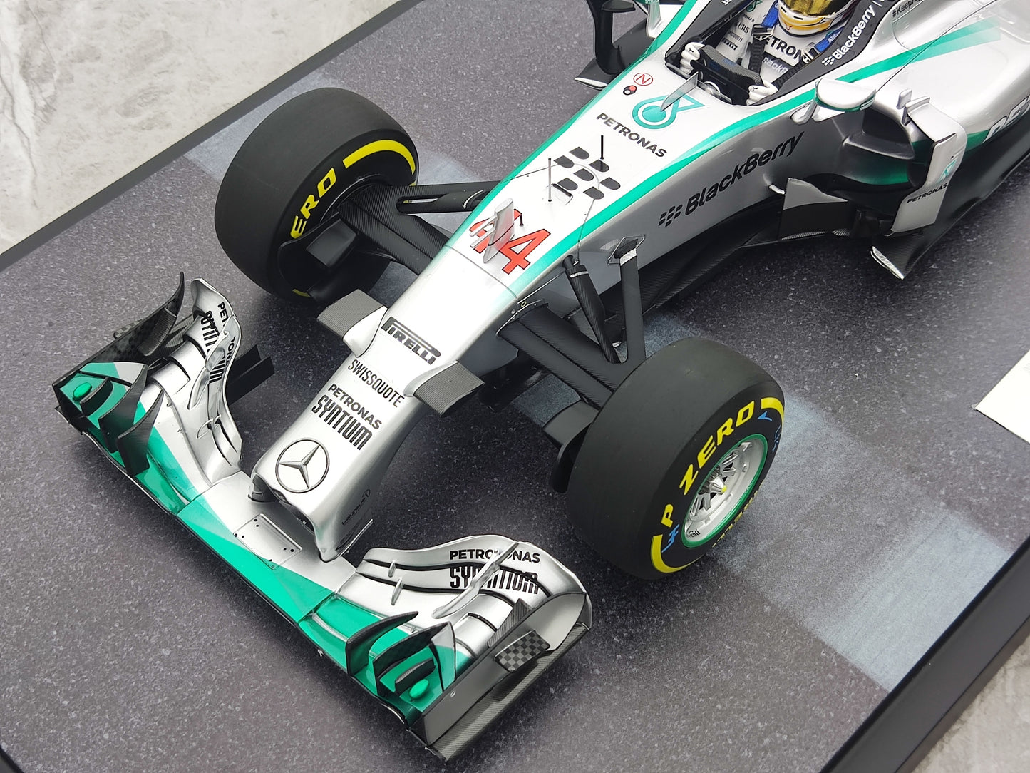 MINICHAMPS 1/12 Mercedes AMG PETRONAS F1 Team W05 Lewis Hamilton World Champion 2014 Silver-Green Simulation Car Model 127140444