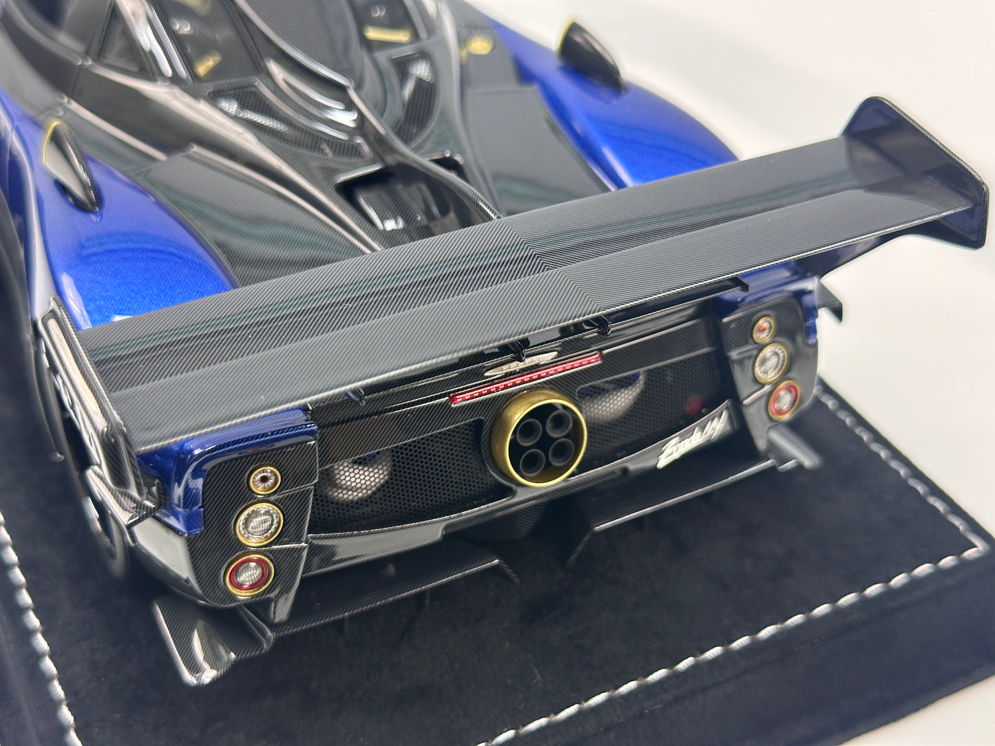 HH Model 1/18 Pagani Zonda Blue & Black Carbon Fiber HH675