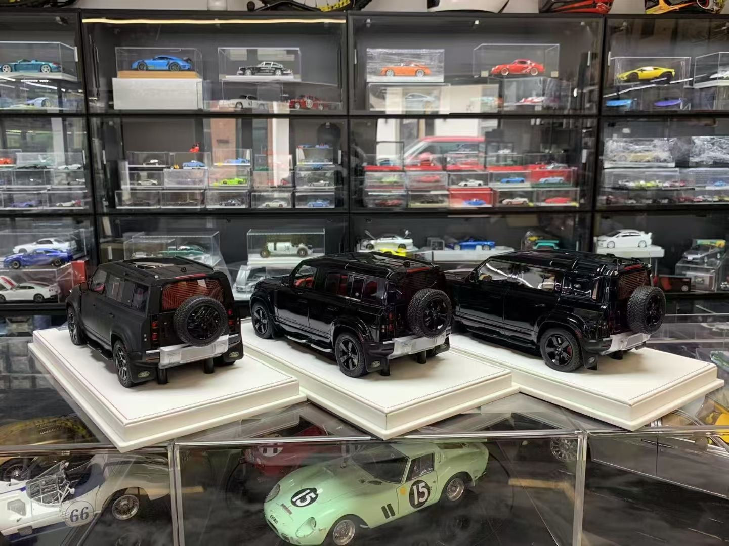 Ivy Merit 1/18 Land Rover Defender 110 Limited Edition Car Model
