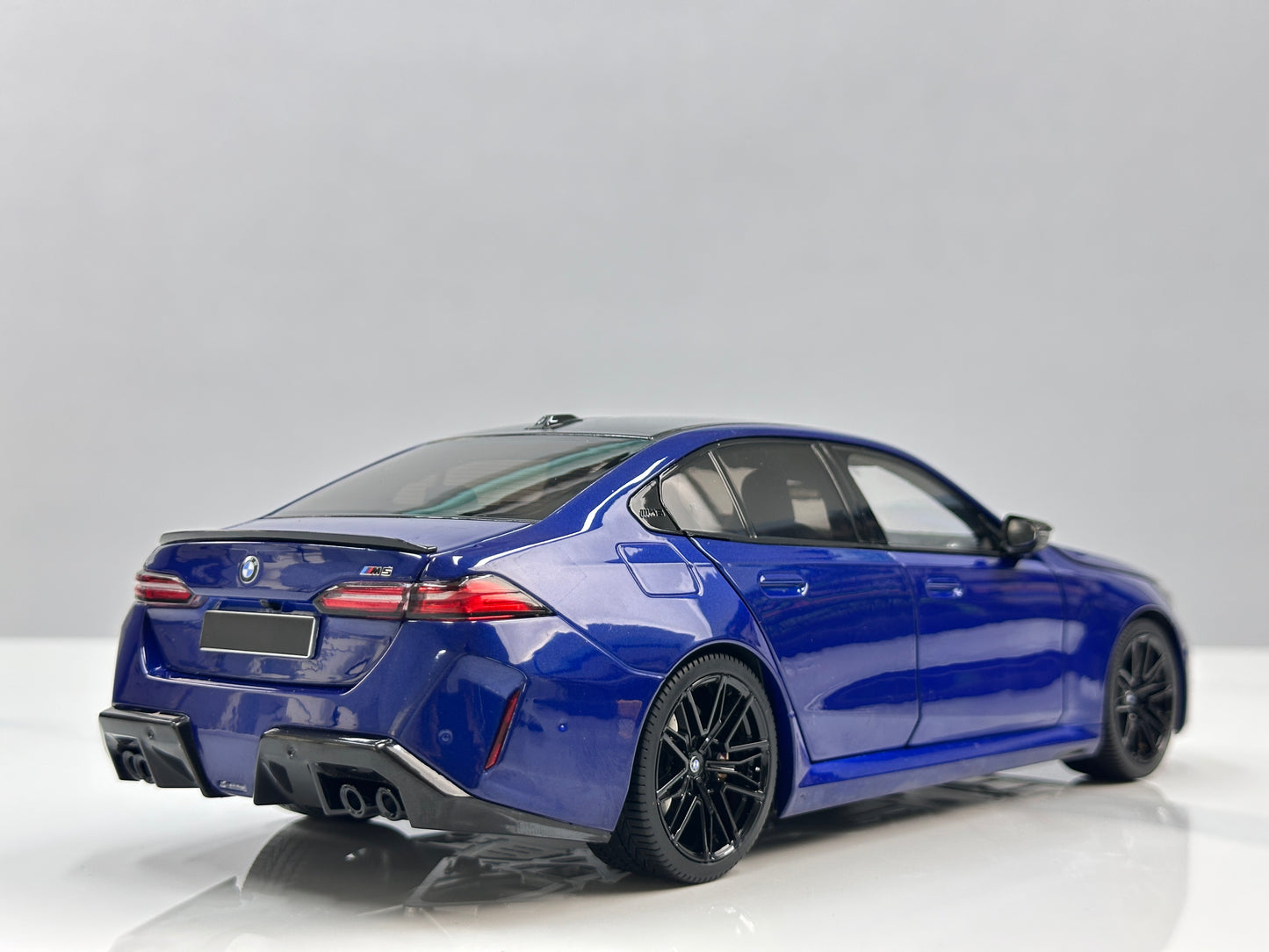 MINICHAMPS 1/18 BMW M5 2024 Metallic Blue 110023802