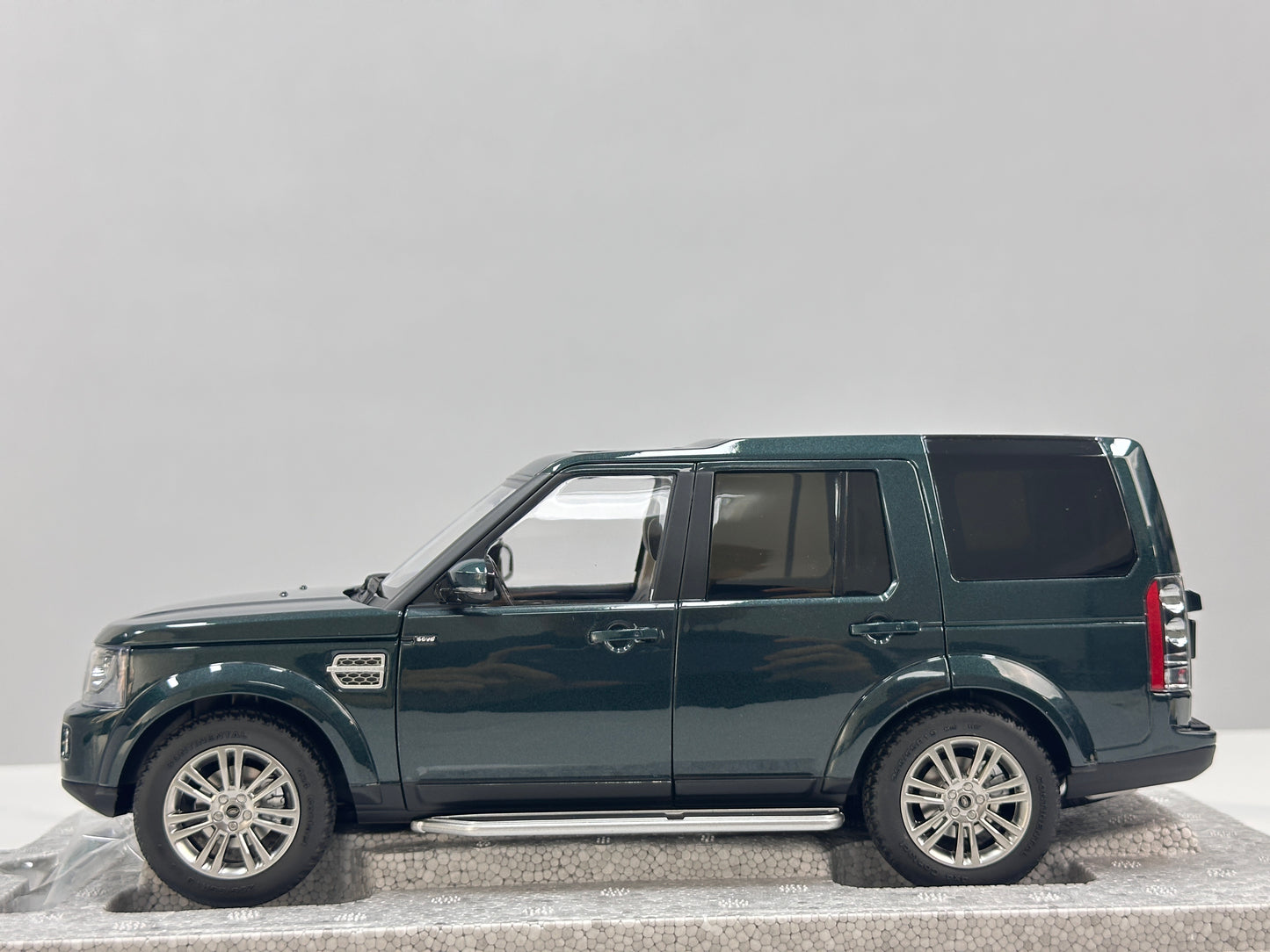 WHELART 1/18 Land Rover Discovery 4 – British Green (WH016)
