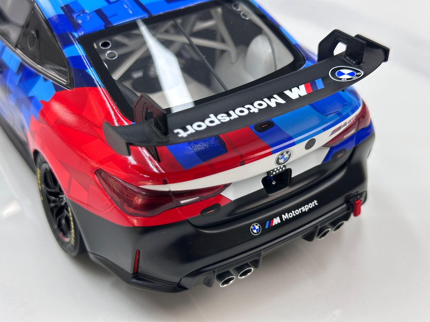 OTTO 1/18 BMW M4 GT4 White/Blue/Black OT1125
