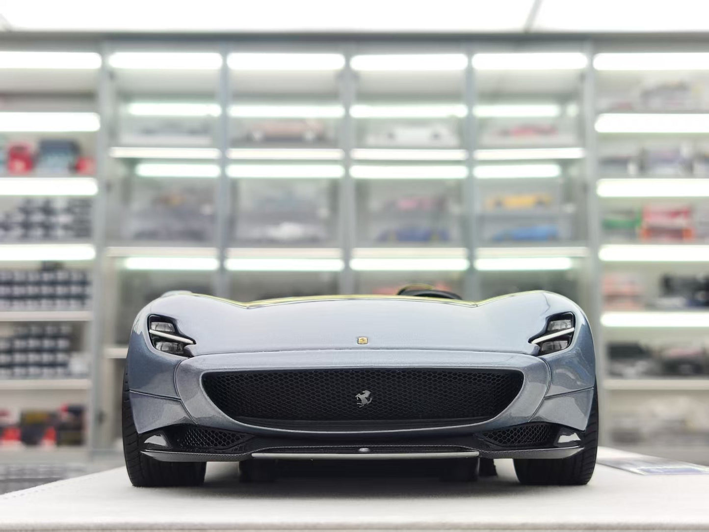 HERMES COLLECTION 1/18 Ferrari Monza SP1 Silver with Yellow Stripes HC007