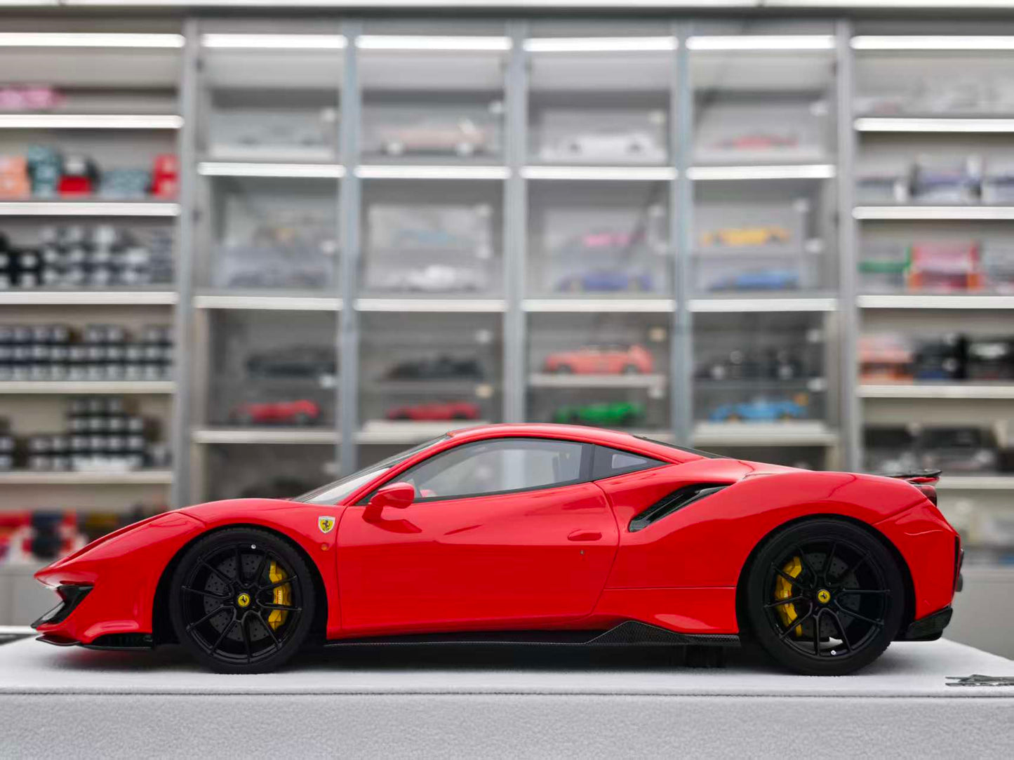 BBA MDOEL 1/18 Ferrari 488PISTA (Red) BBA055