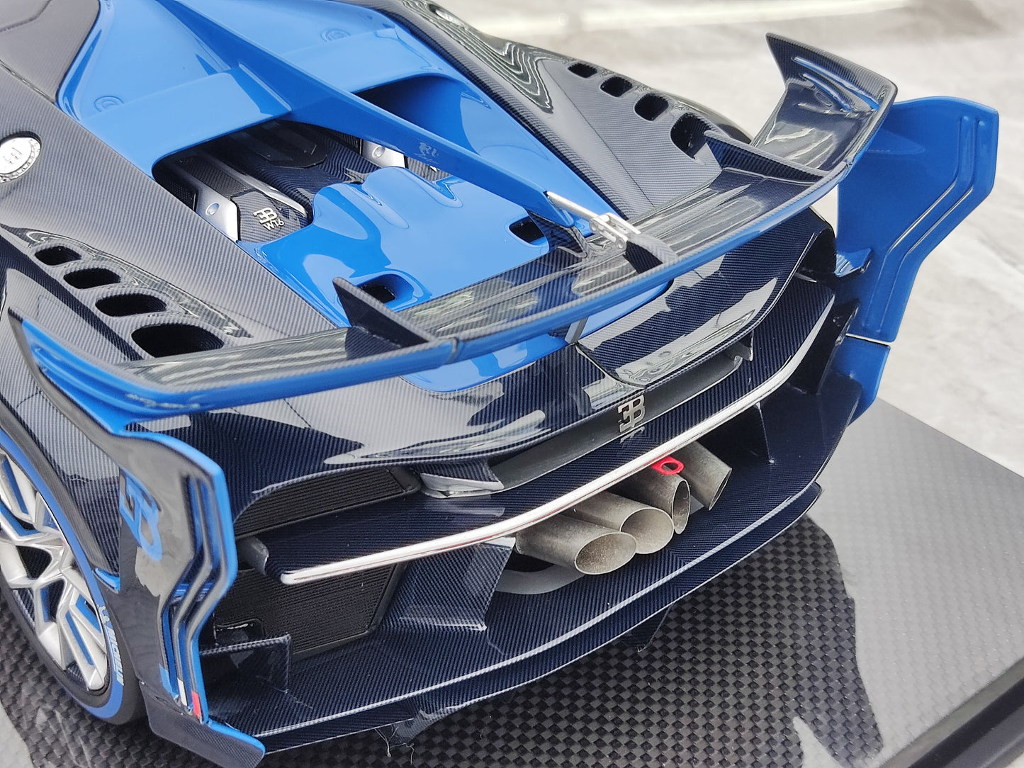 RUNNER 1/12 Bugatti Vision Gran Turismo Blue RNR021