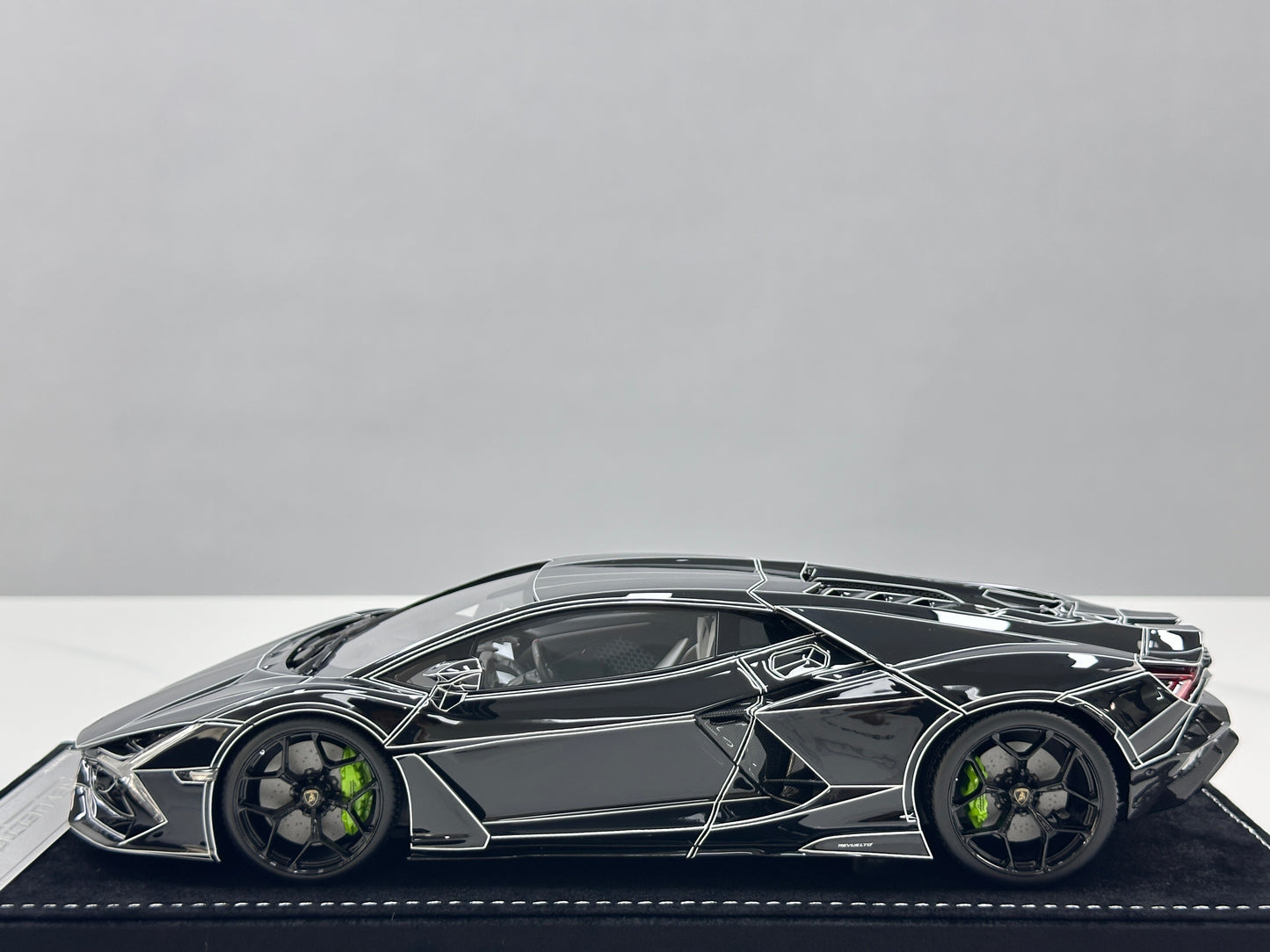 HH Model 1/18 Lamborghini Revuelto Black Luminous Crackle Pattern HH625