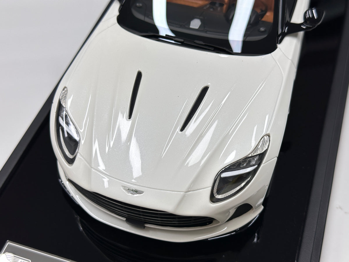 MOTORHELIX 1/18 Aston Martin DB12 Volante (Convertible) - Moonlight White - MH395