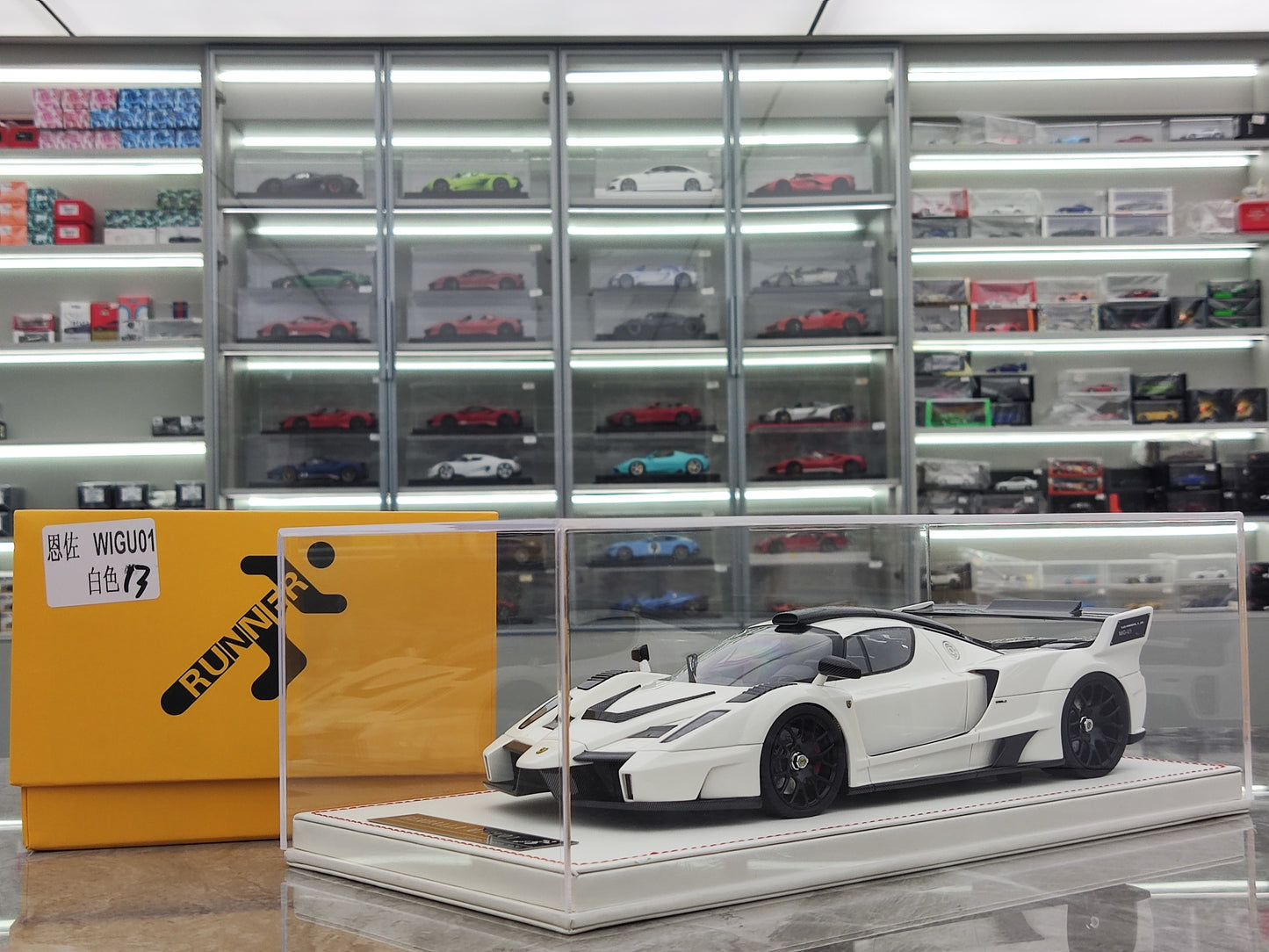 RUNNER 1/18 Ferrari Enzo MIG-UI Simulation Model Car Ornaments