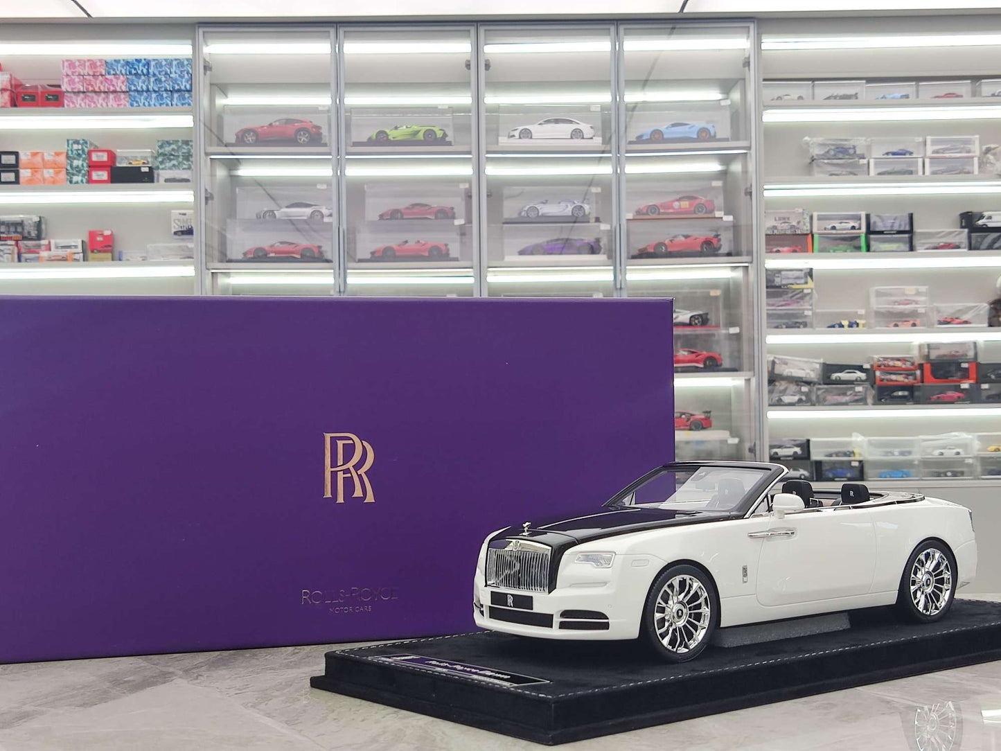 HH Model 1/18 Rolls-Royce Dawn (Pearl White/Diamond Black) HH422