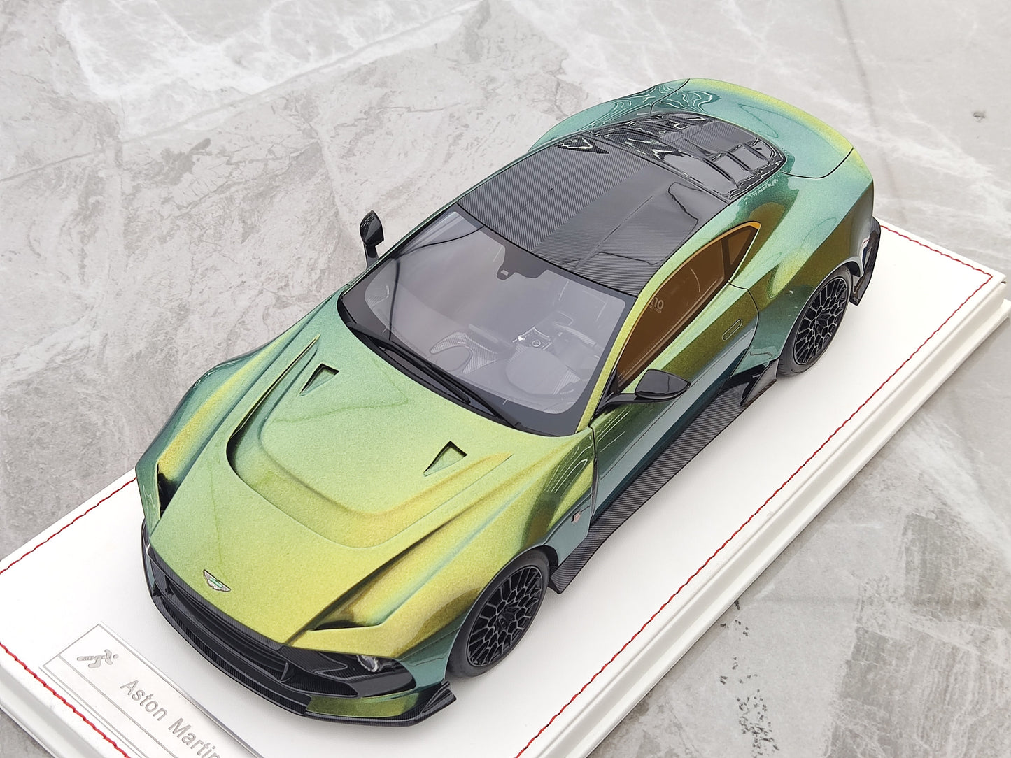 RUNNER 1/18 Aston Martin Valour Simulation Model Car