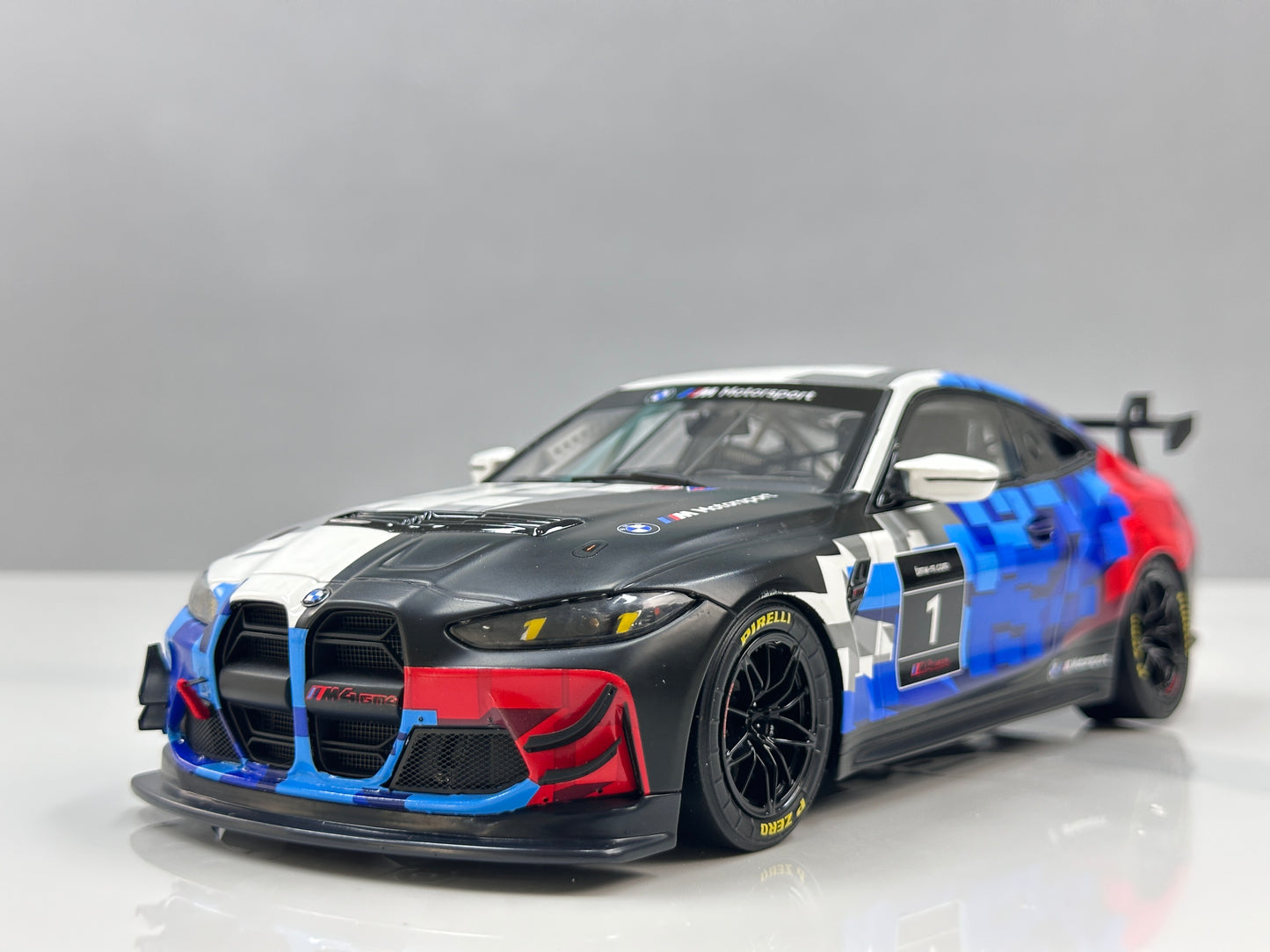 OTTO 1/18 BMW M4 GT4 White/Blue/Black OT1125