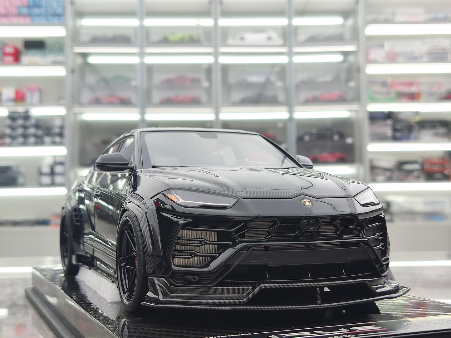 UU 1/18 Lamborghini URUS Black Simulated Car Model Decoration JS-UU009