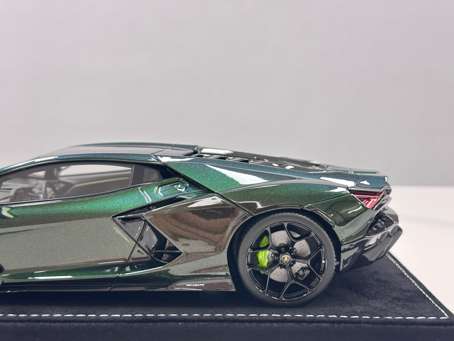 HH Model 1/18 Lamborghini Revuelto Green/Purple Chameleon HH621