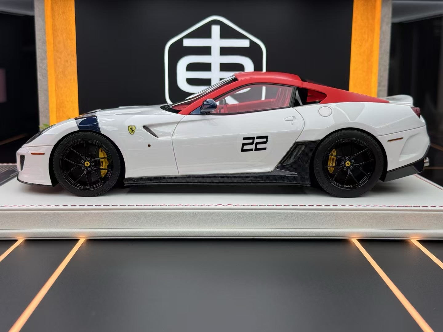 DM 1/18 Ferrari 599 gto Bianco Avus 27/30 DDJ024