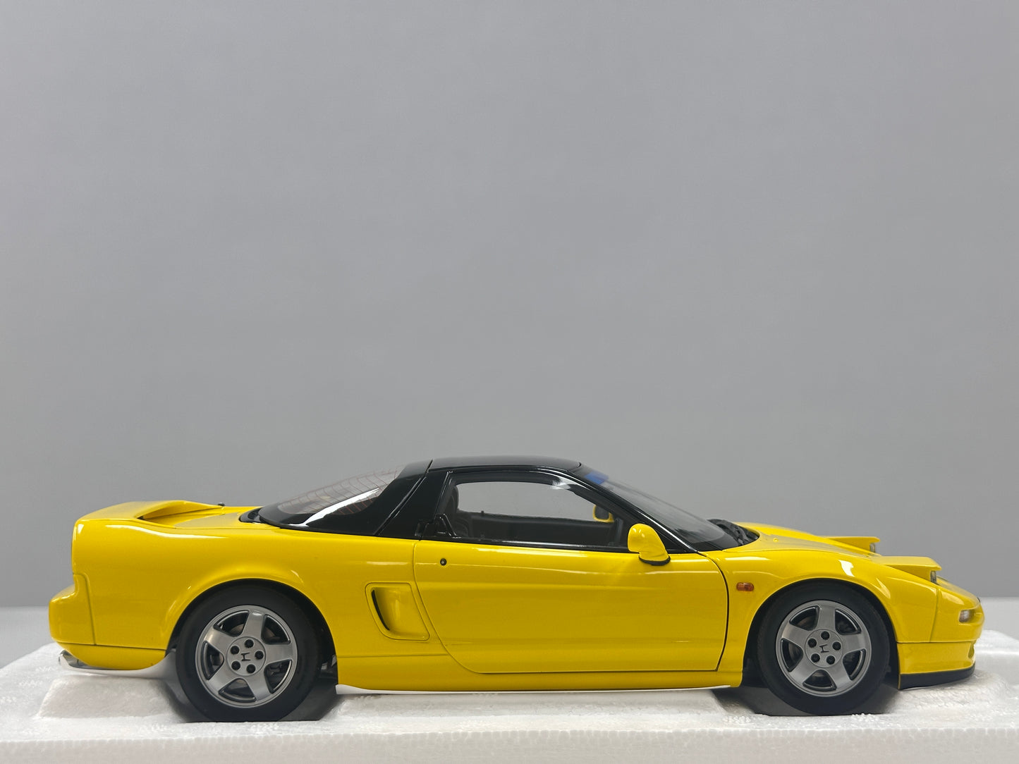 LCD 1/18 Honda NSX 1st Generation (MK1/NA1) Yellow LCD18022-YE
