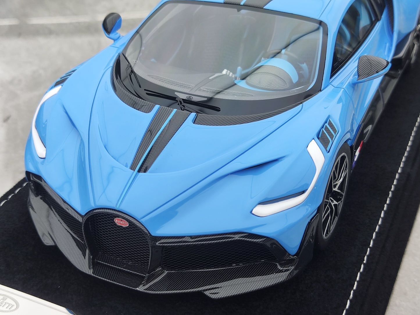 HH Model 1/18 Bugatti Divo Ocean Blue HH507