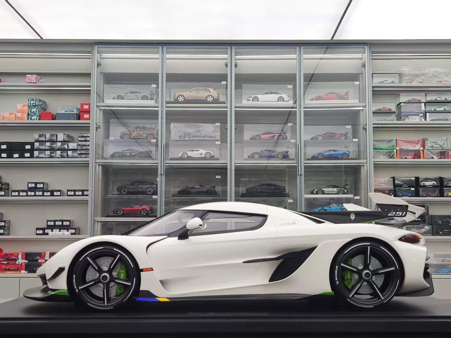 GT Spirit 1/8 Koenigsegg Jesko White GTS801301