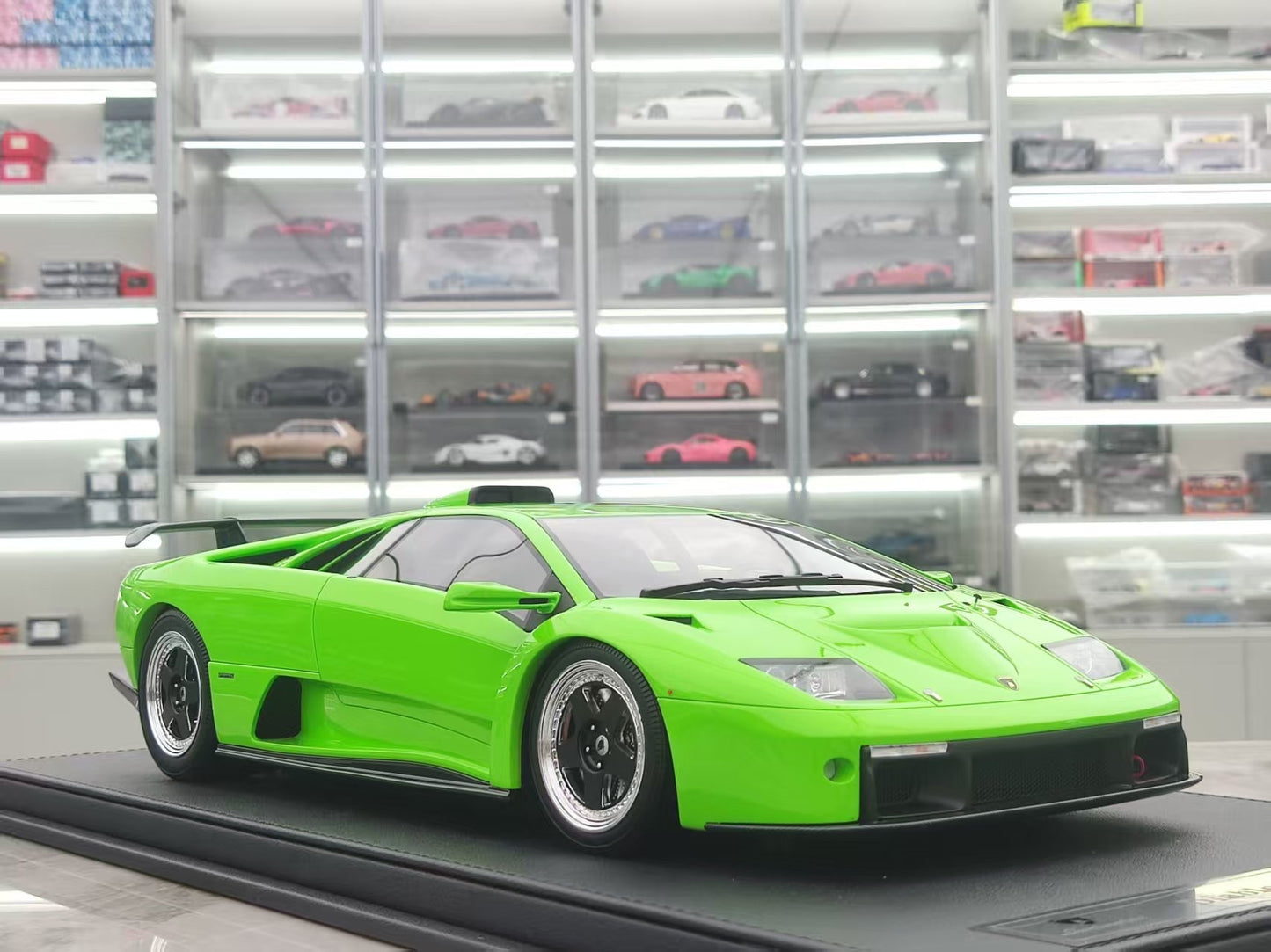 GL 1/12 Lamborghini Diablo GT Apple Green Model Car JS-GL009