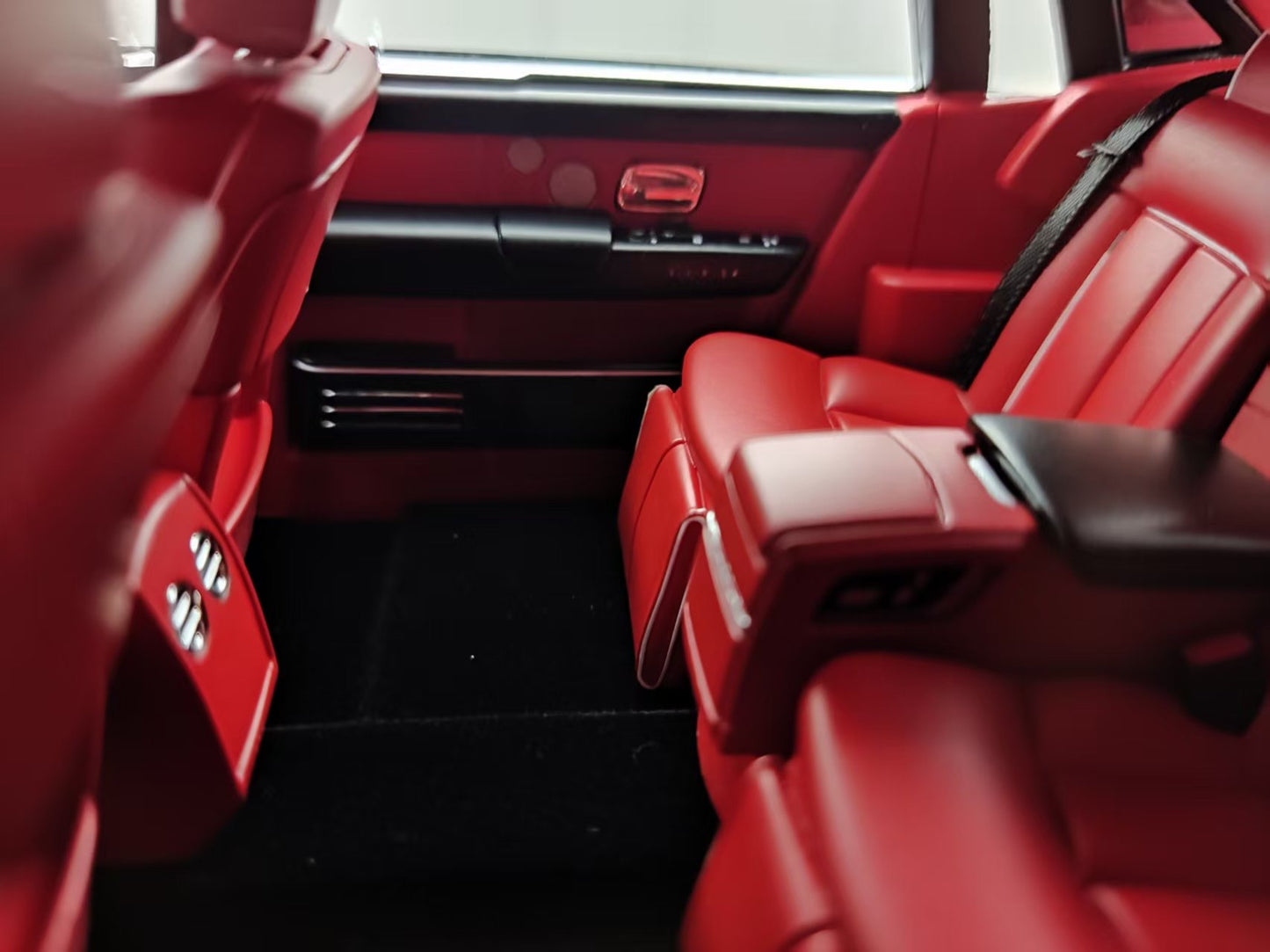 HH Model 1/18 Rolls-Royce Phantom Series II Black and White Panda Colorway HH537