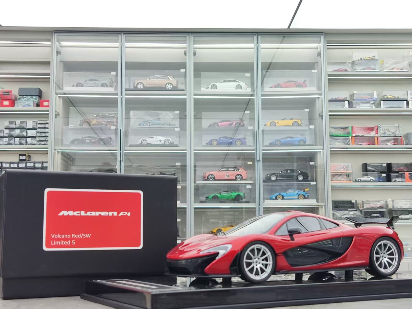 DINOMODEL 1/18 McLaren P1 Carbon Sole Volcano RED/SW DMP004