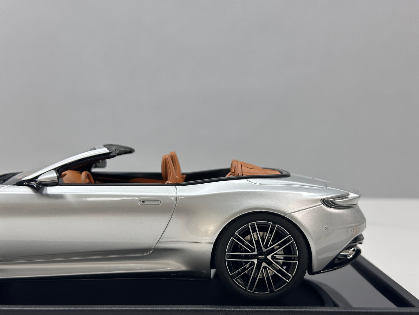 Xiaoguang Model & MotorHelix 1/18 Aston Martin DB12 Volante Convertible – Lightning Silver (MH387)