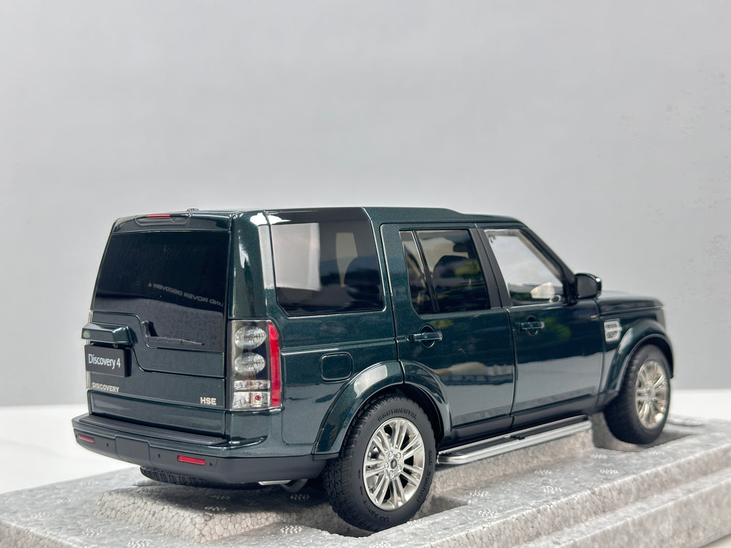 WHELART 1/18 Land Rover Discovery 4 – British Green (WH016)