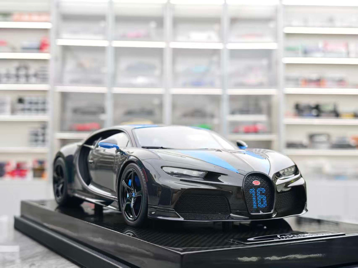 MR 1/18 Bugatti Chiron Super Sport Silver Blue BUG012C