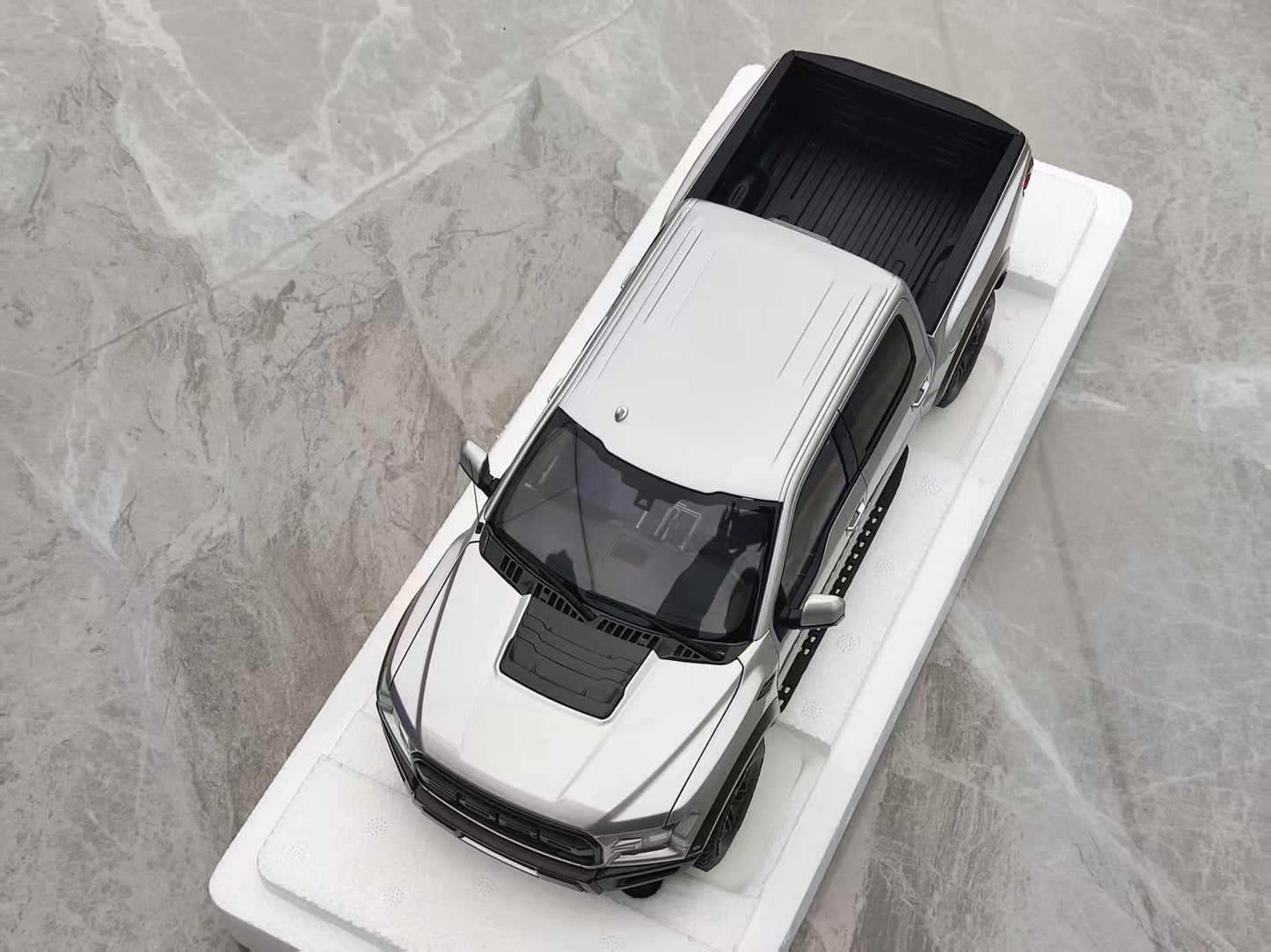 AUTO Art 1/18 Ford F-150 RAPTOR SUPERCREW 2019 Silver 72950