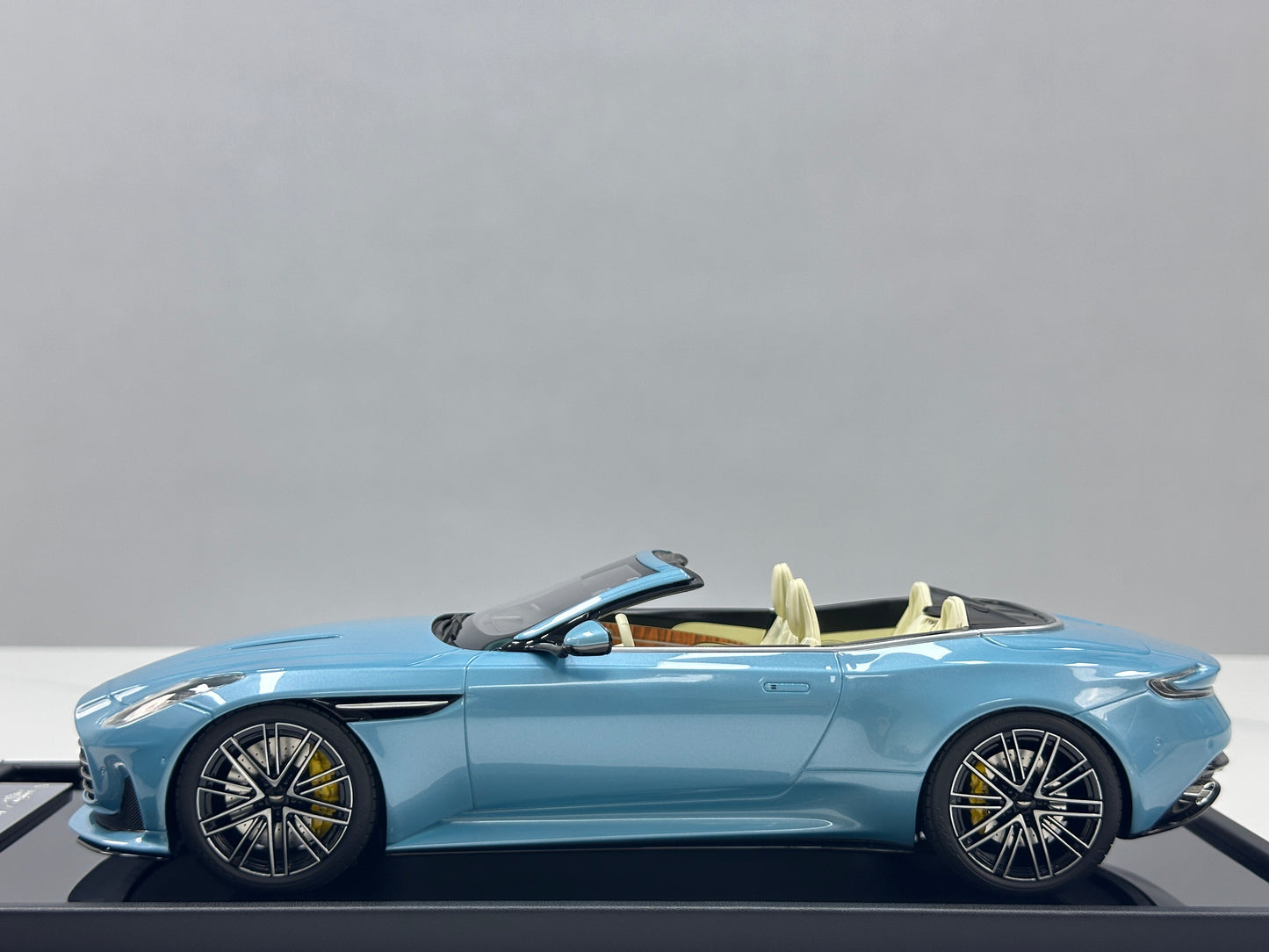 Xiaoguang Model & MotorHelix 1/18 Aston Martin DB12 Volante Convertible – Caribbean Blue (MH384)
