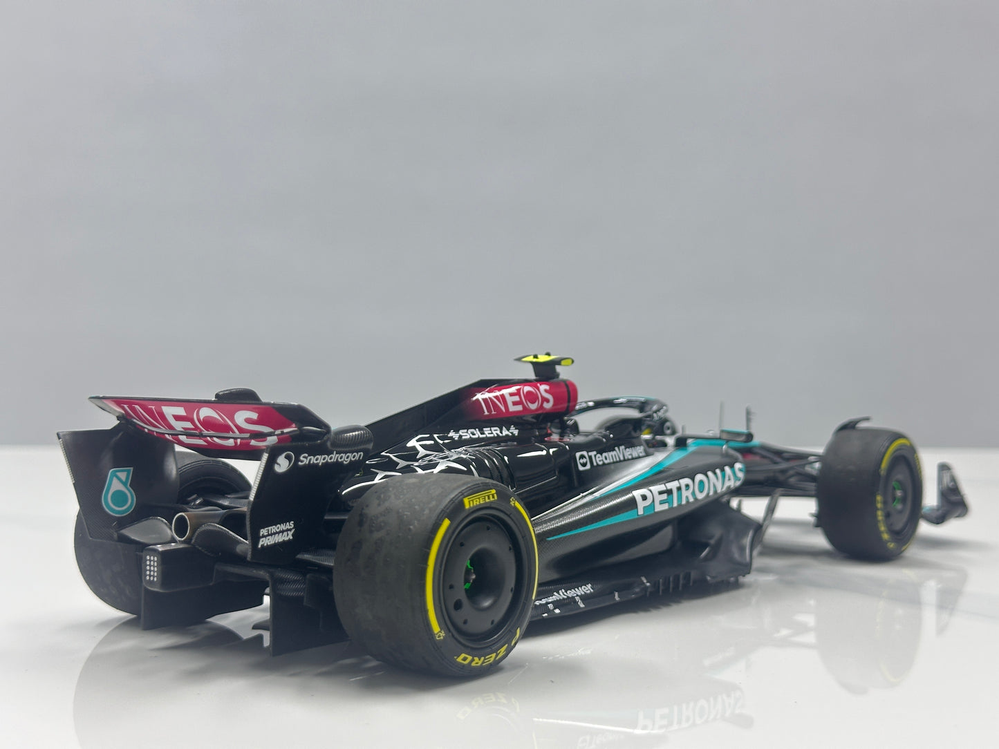 MINICHAMPS 1/18 Mercedes-AMG PETRONAS Formula One Team F1 W15 E Performance (Black & Green Livery) 110242444