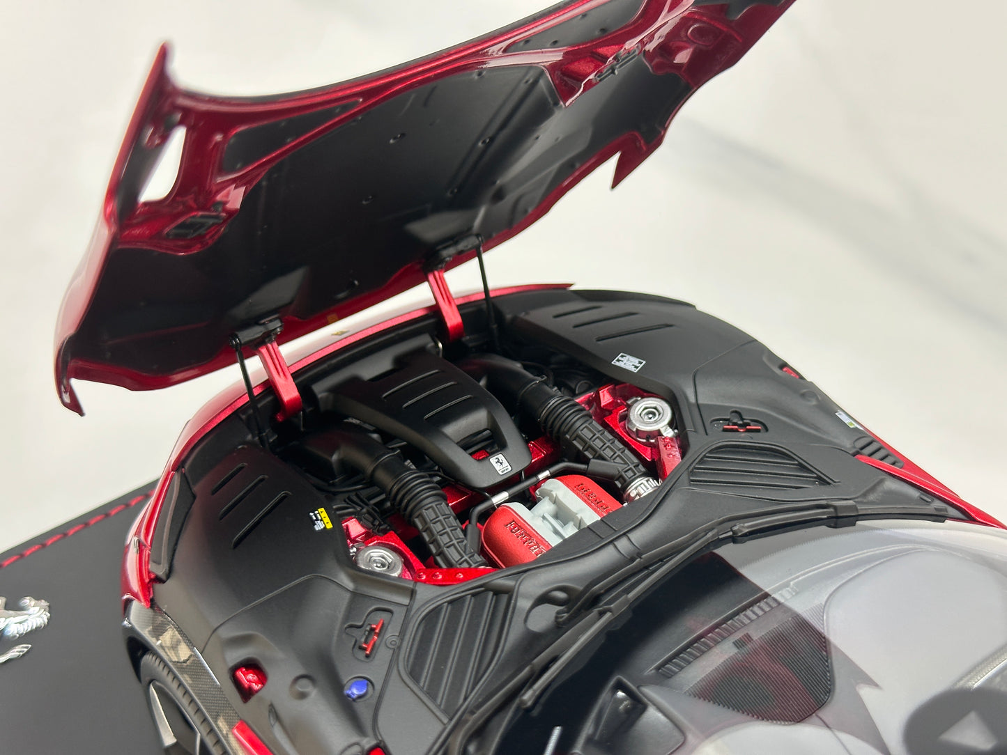 BBR 1/18 Ferrari Purosangue – Rosso Magma Metallic (Leather Base) – HE180052BDIE