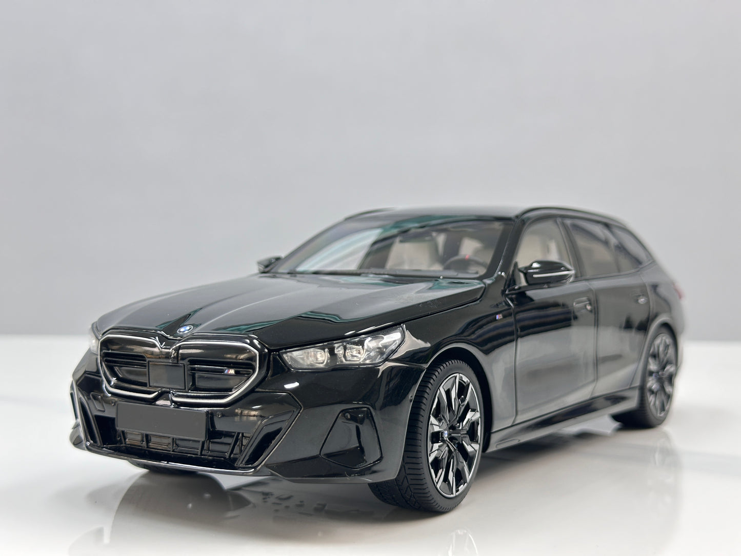 MINICHAMPS 1/18 BMW i5 M60 Touring 2024 Metallic Black 110023602