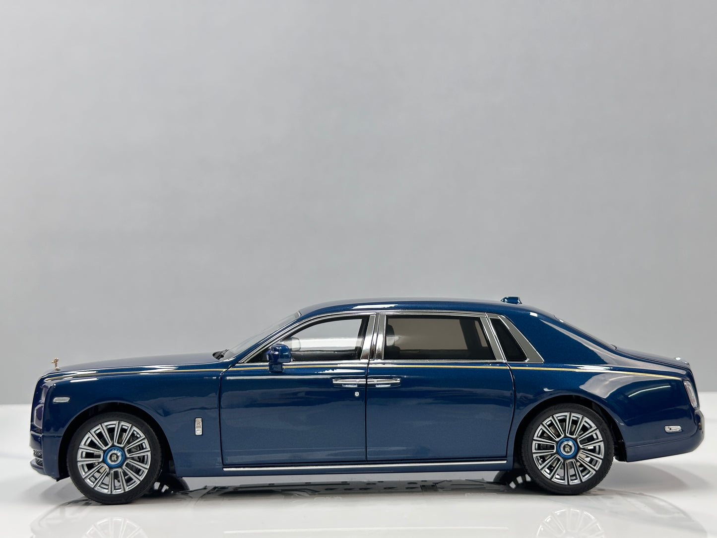 ZP 1/18 Rolls-Royce Phantom VIII (Gold Badge / Leather Suitcase Edition) – Pikes Peak Blue (ZP118)
