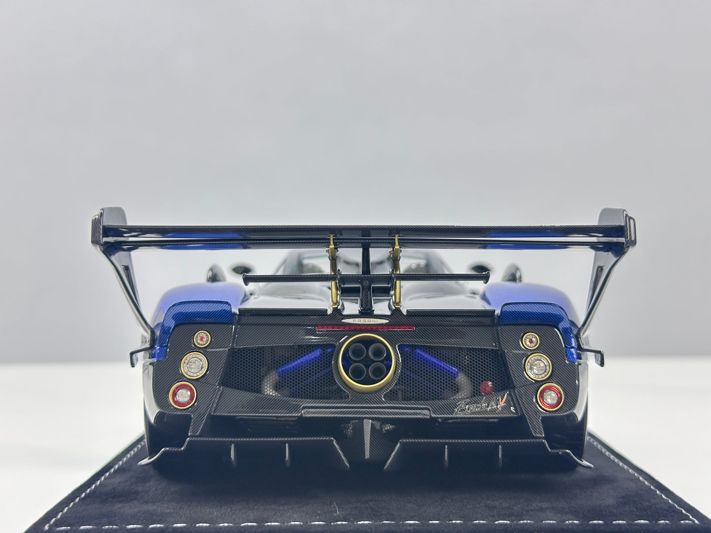 HH Model 1/18 Pagani Zonda Blue & Black Carbon Fiber HH675