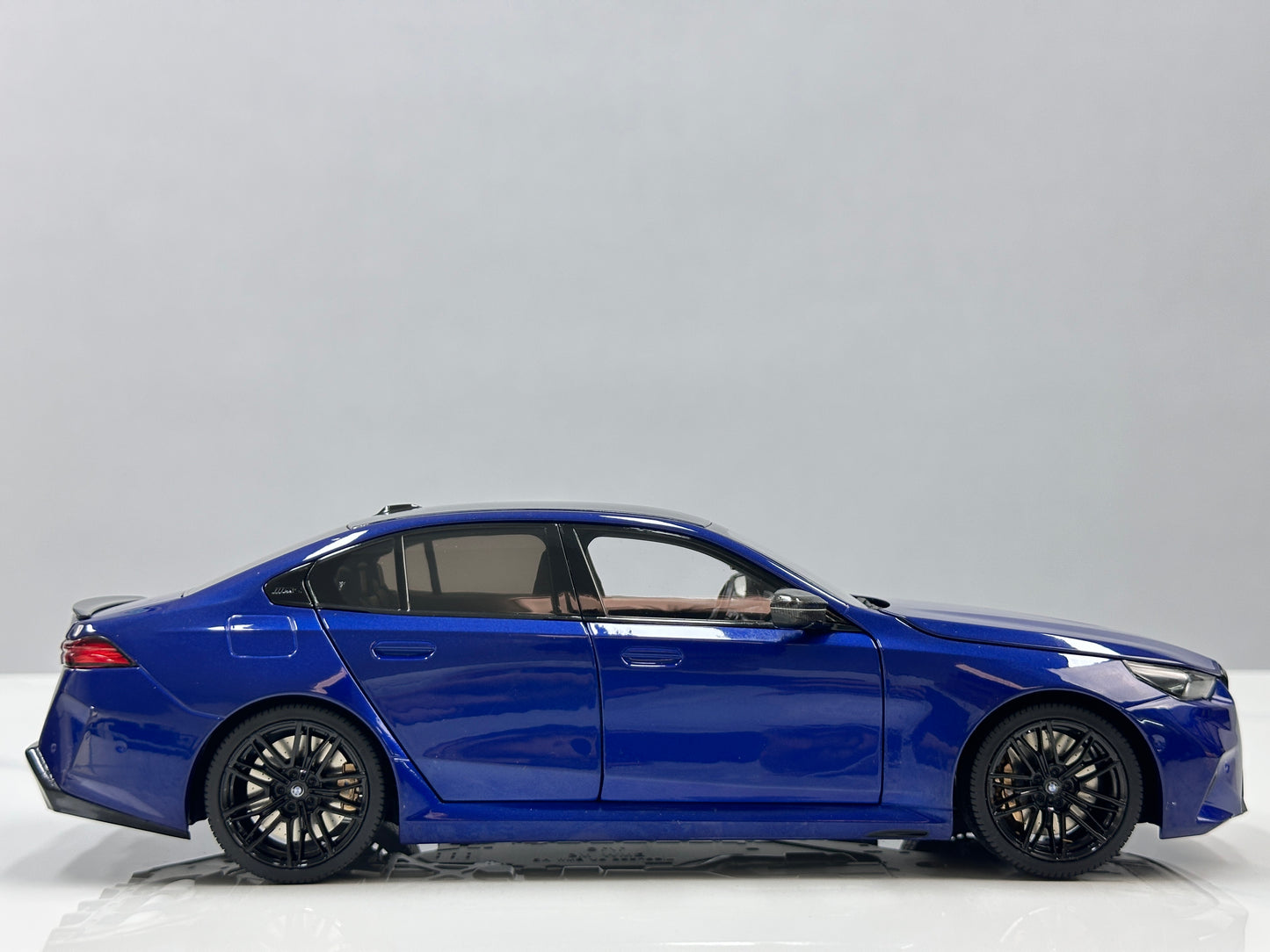 MINICHAMPS 1/18 BMW M5 2024 Metallic Blue 110023802