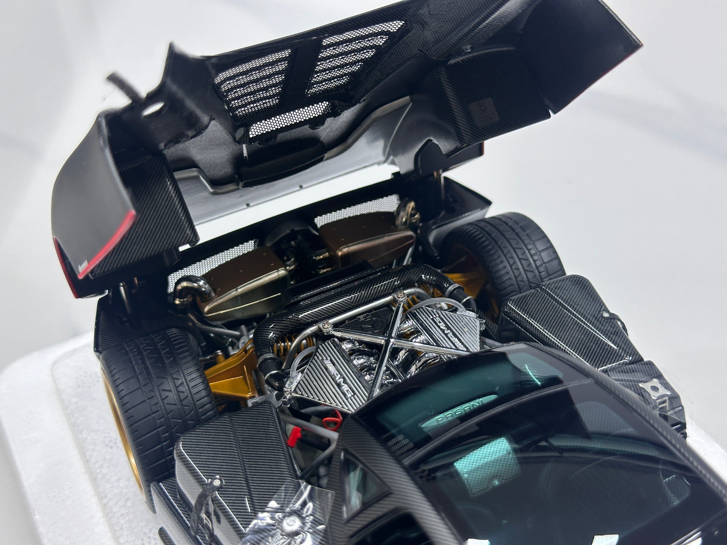 AR 1/18 Pagani Zonda F - 2005 Model - Matte Carbon Black with Red Stripes 850411001